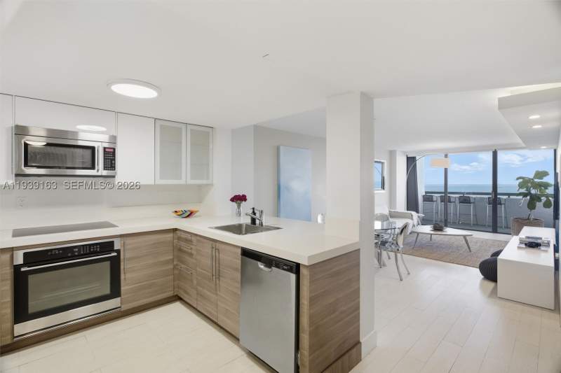 1 bedroom Condominium at 2555 Collins Ave 2105, Club Atlantis Condo, Miami Beach — photo 2
