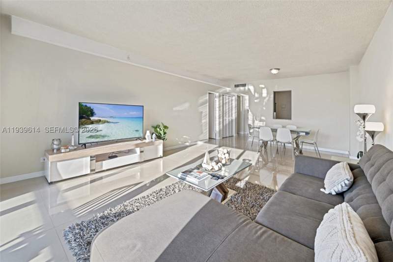 1 bedroom Condominium at 5601 Collins Ave 1618, The Pavilion Condo, Miami Beach — photo 2