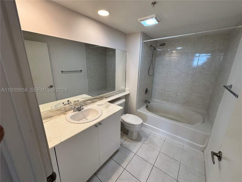 2 bedroom Condominium at 2775 NE 187th St 403, Venture At Aventura West, Aventura — photo 4