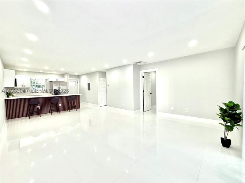 2 bedroom Villa at 11240 SW 33rd Cir Pl, Karlan Townhouse, Miami — photo 2