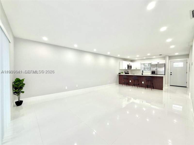 2 bedroom Villa at 11240 SW 33rd Cir Pl, Karlan Townhouse, Miami — photo 3