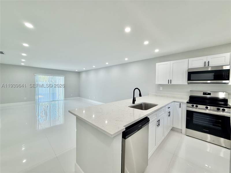 2 bedroom Villa at 11240 SW 33rd Cir Pl, Karlan Townhouse, Miami — photo 4