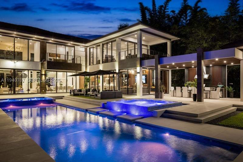 8 bedroom SingleFamilyResidence at 6850 SW 73rd Ct, Sudlow Park, Miami — photo 2