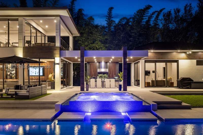8 bedroom SingleFamilyResidence at 6850 SW 73rd Ct, Sudlow Park, Miami — photo 3