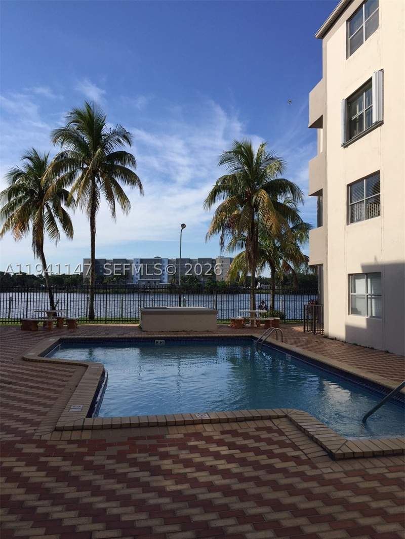 2 bedroom Condominium at 5505 NW 7th St W406, El Lago Condo, Miami — photo 2