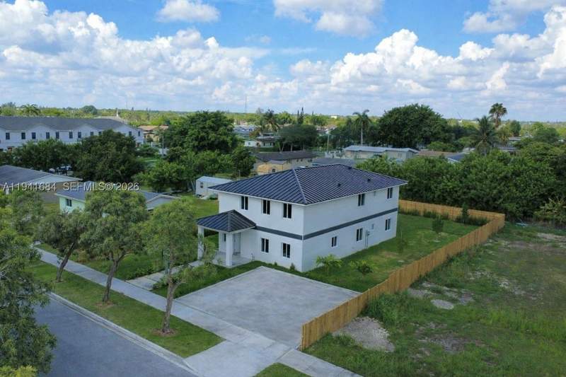 8 bedroom SingleFamilyResidence at 722 NW 6 Ct, King Homesites, Florida City — photo 2
