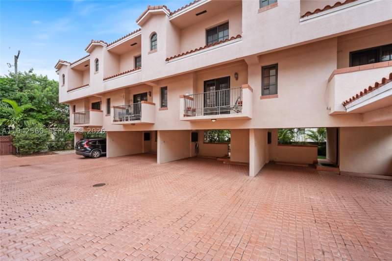 2 bedroom Townhouse at 231 Majorca Ave C, Villas De Majorca Condo, Coral Gables — photo 2