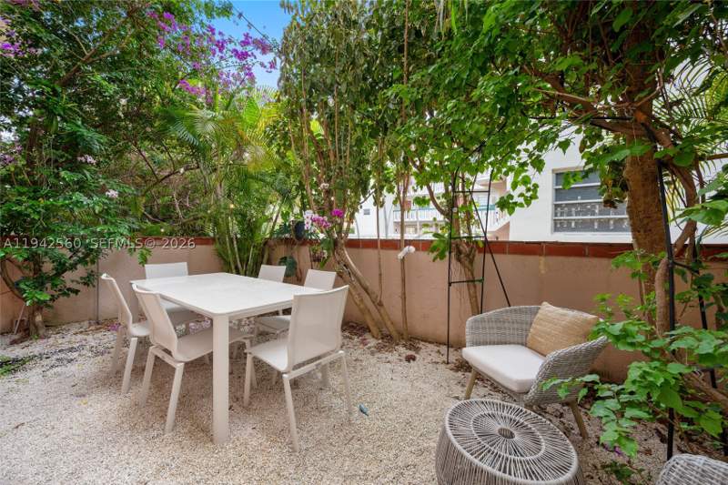 2 bedroom Townhouse at 231 Majorca Ave C, Villas De Majorca Condo, Coral Gables — photo 4