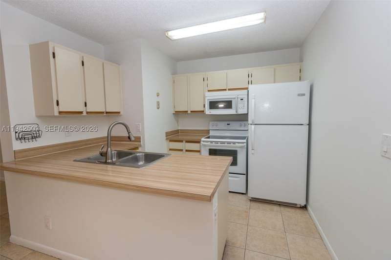 1 bedroom Condominium at 18328 NW 68th Ave P, La Hacienda Country Club, Hialeah — photo 2