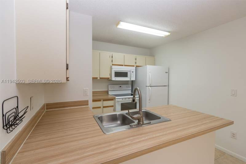 1 bedroom Condominium at 18328 NW 68th Ave P, La Hacienda Country Club, Hialeah — photo 3