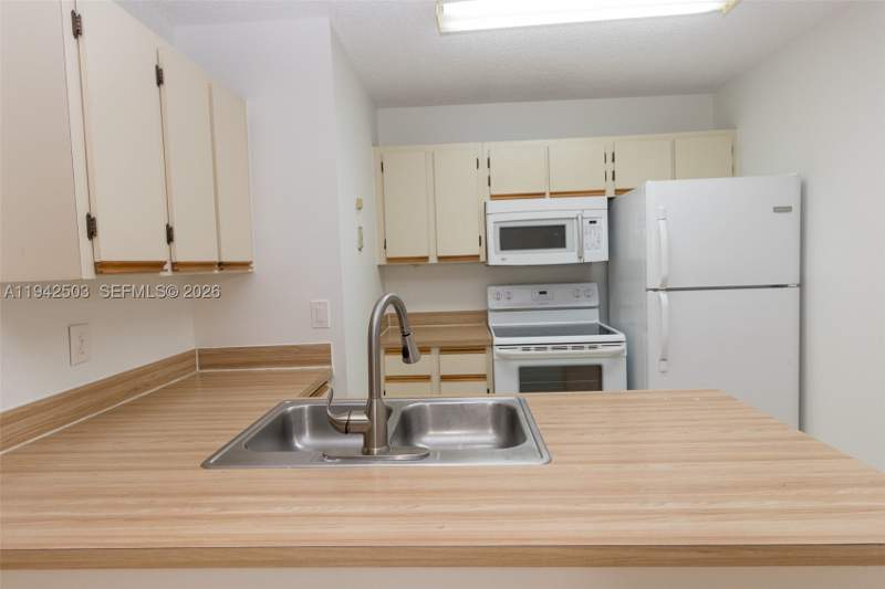 1 bedroom Condominium at 18328 NW 68th Ave P, La Hacienda Country Club, Hialeah — photo 4