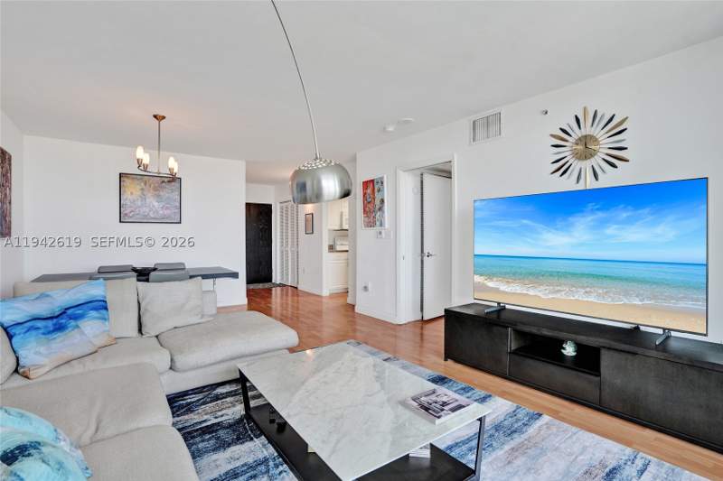 1 bedroom Condominium at 90 Alton Rd 807, Yacht Club At Portofino C, Miami Beach — photo 2