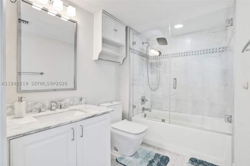 1 bedroom Condominium at 90 Alton Rd 807, Yacht Club At Portofino C, Miami Beach — photo 4