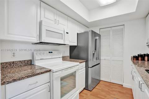 90 Alton Rd 807, Miami Beach FL - photo 7 of 33