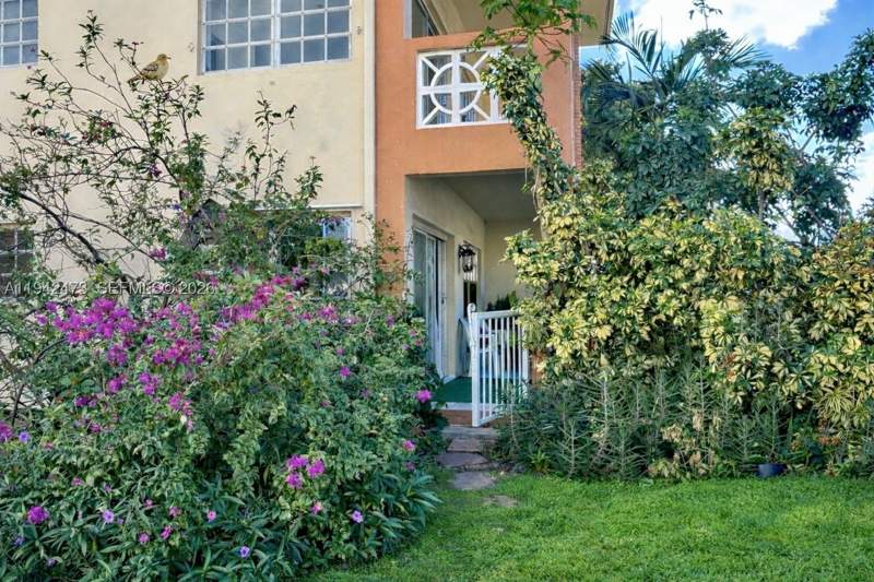 2 bedroom Condominium at 11840 NE 19th Dr 9, Sutton House Condo, North Miami — photo 2