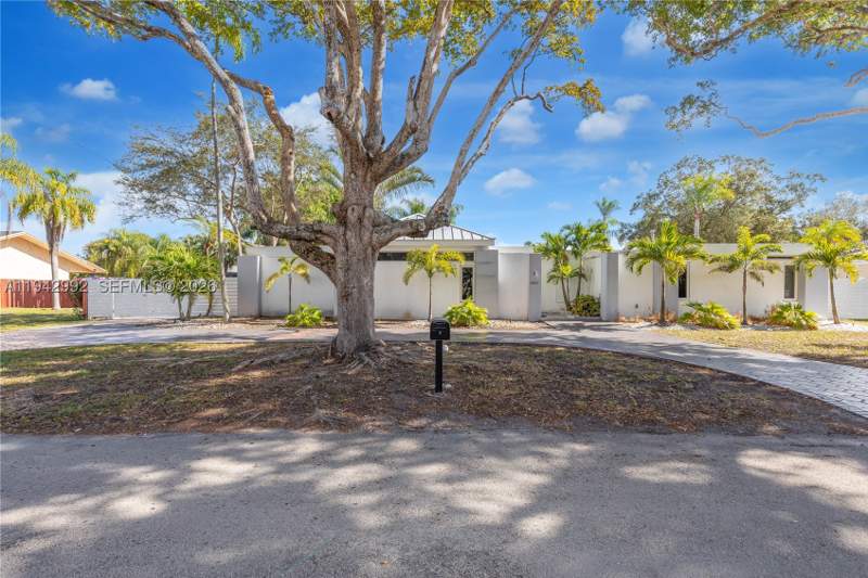 5 bedroom SingleFamilyResidence at 18555 SW 83rd Pl, Omni Estates 2nd Addn, Cutler Bay — photo 3