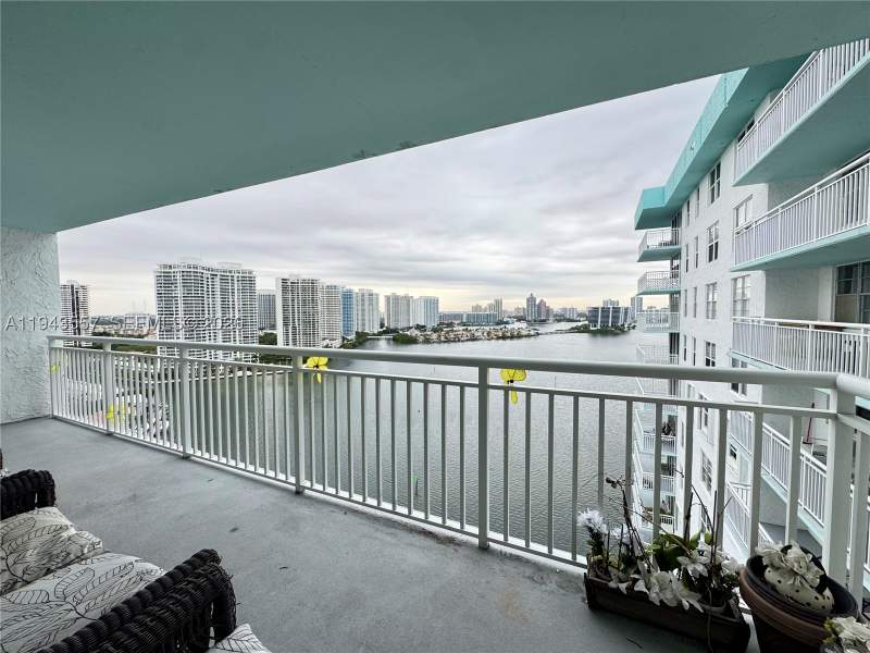 2 bedroom Condominium at 301 174th St 2201, Winston Towers 500 Condo, Sunny Isles Beach — photo 3