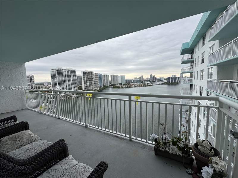2 bedroom Condominium at 301 174th St 2201, Winston Towers 500 Condo, Sunny Isles Beach — photo 4