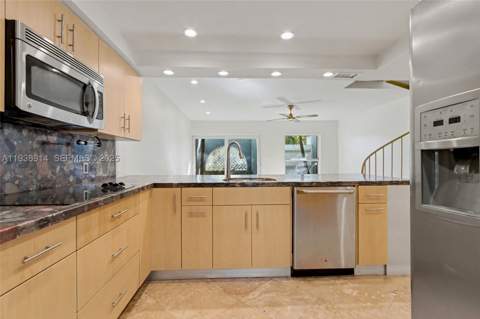 523 NE 38th St 6, Miami FL - photo 11 of 56