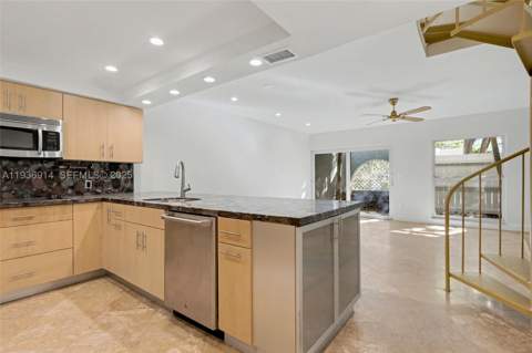 523 NE 38th St 6, Miami FL - photo 13 of 56