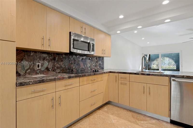 2 bedroom Townhouse at 523 NE 38th St 6, Corona Bay Townhouses Con, Miami — photo 5