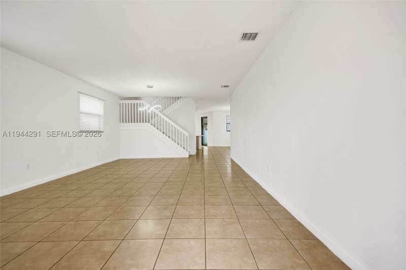 5 bedroom SingleFamilyResidence at 3504 W 94th St, Bonterra, Hialeah — photo 3