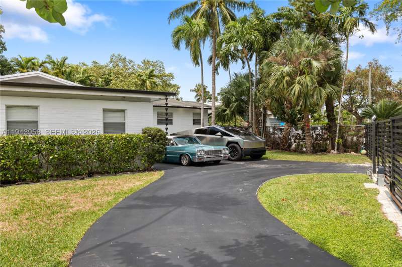 3 bedroom SingleFamilyResidence at 11810 W Biscayne Canal Rd, Halock-Sec 1, Miami — photo 2
