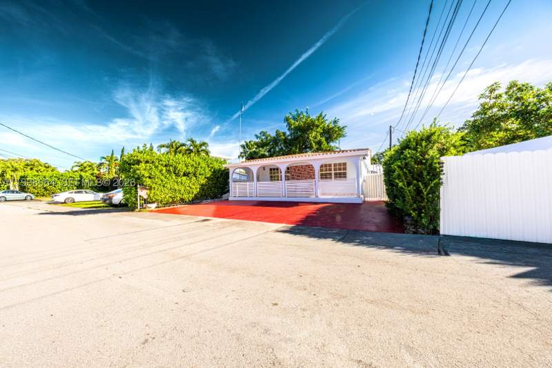 3 bedroom SingleFamilyResidence at 1937 SW 57th Ct, Tamiami Acres Plan 1, Miami — photo 2