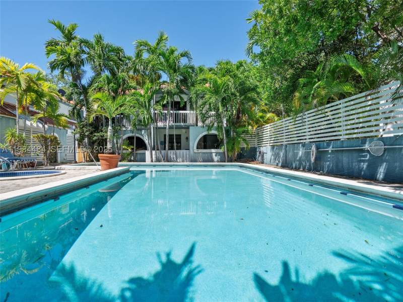 2 bedroom Townhouse at 515 NE 38th St 10, Corona Bay Townhouses Con, Miami — photo 2