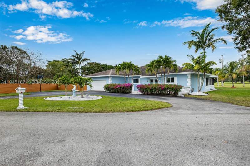 4 bedroom SingleFamilyResidence at 17405 SW 245th Ter, Country Club Ests Of Home, Homestead — photo 4