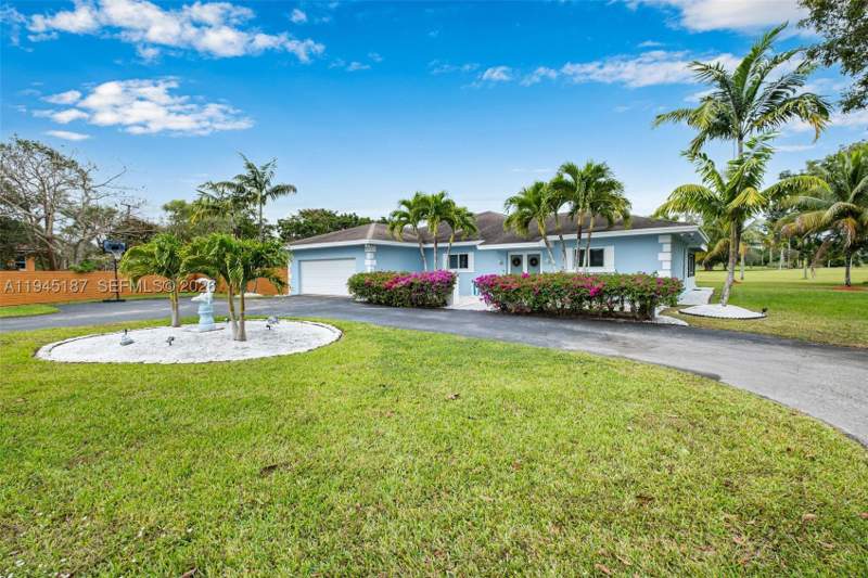 4 bedroom SingleFamilyResidence at 17405 SW 245th Ter, Country Club Ests Of Home, Homestead — photo 5