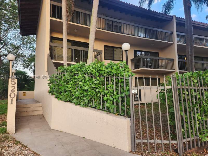 2 bedroom Condominium at 5201 Orduna Dr 14, Futura Sansovino Condo, Coral Gables — photo 2
