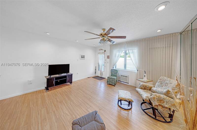1 bedroom StockCooperative at 15600 NE 6th Ave 28D, Golden Towers No 2 Inc -, Miami — photo 2