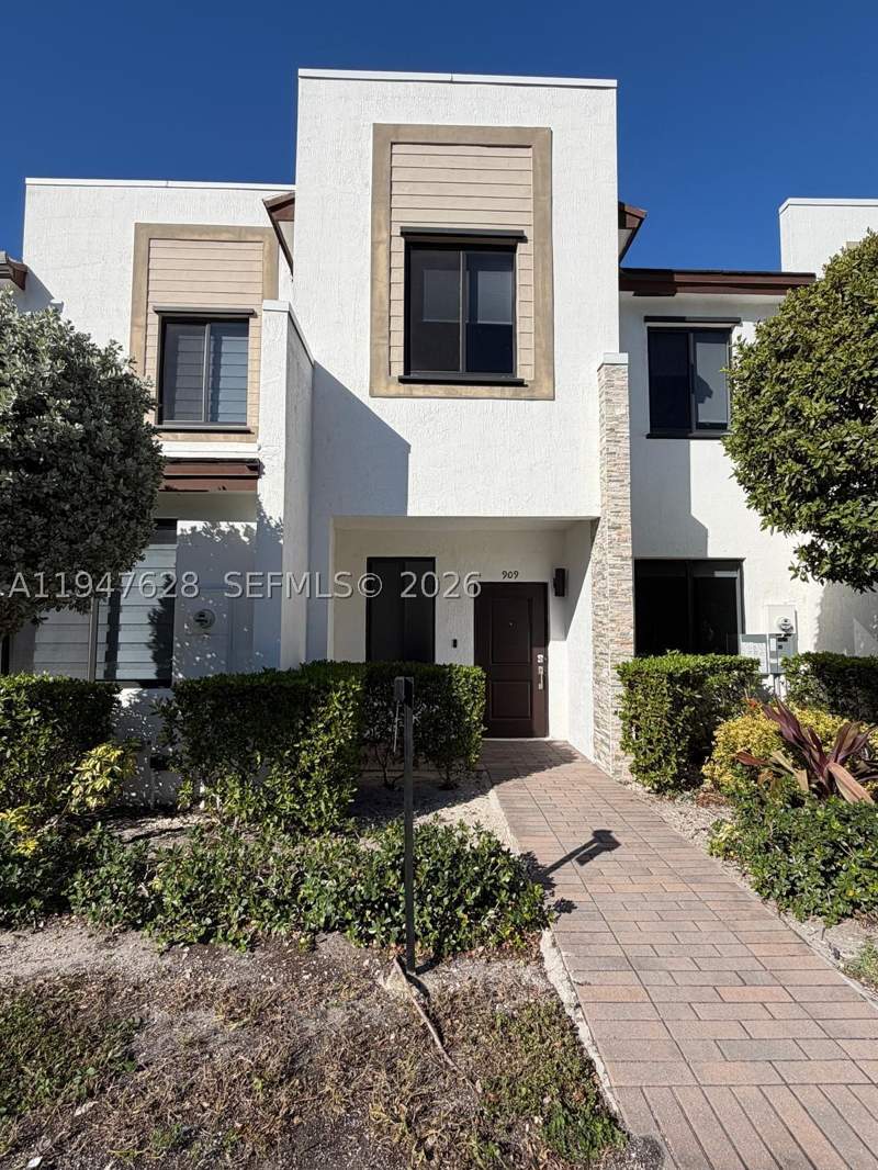 3 bedroom Townhouse at 909 NE 211th St, Via Ventura Neighborhood, Miami — photo 2
