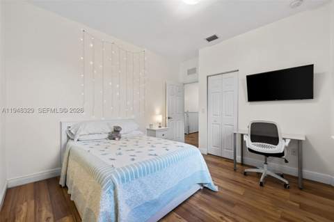 8658 NW 99th Path, Doral FL - photo 11 of 46