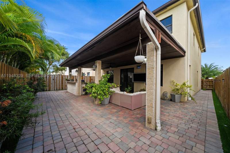 4 bedroom SingleFamilyResidence at 8658 NW 99th Path, Isles At Grand Bay, Doral — photo 3
