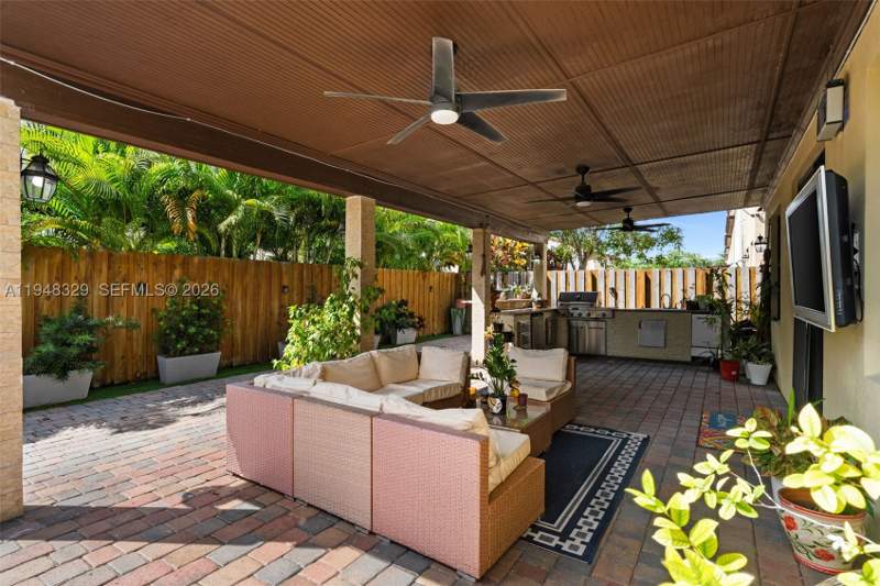 4 bedroom SingleFamilyResidence at 8658 NW 99th Path, Isles At Grand Bay, Doral — photo 5
