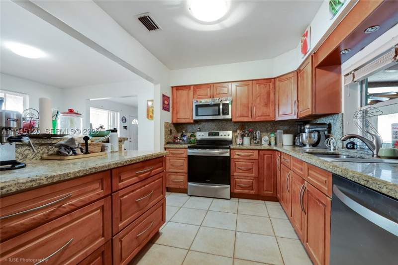 4 bedroom SingleFamilyResidence at 5700 SW 45th Ter, Intag Mnr, Miami — photo 5