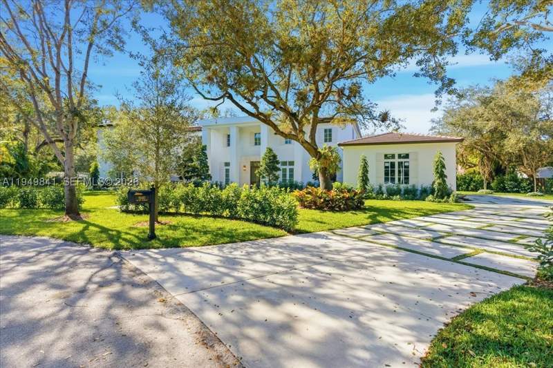 7 bedroom SingleFamilyResidence at 5940 SW 100th Ter, Poinsettia Estates, Pinecrest — photo 2