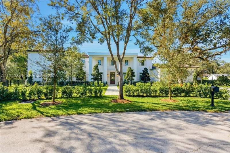 7 bedroom SingleFamilyResidence at 5940 SW 100th Ter, Poinsettia Estates, Pinecrest — photo 3