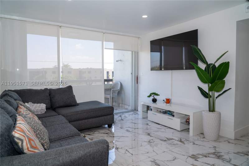 2 bedroom Condominium at 854 NW 87th Ave 405, Sandalwood Condo Apts, Miami — photo 2