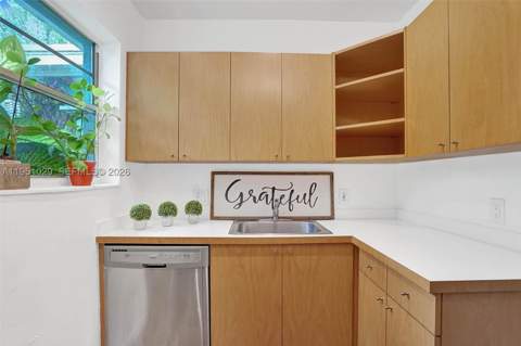 7525 W Treasure Dr, North Bay Village FL - photo 12 of 63