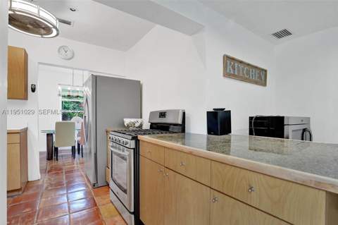 7525 W Treasure Dr, North Bay Village FL - photo 15 of 63