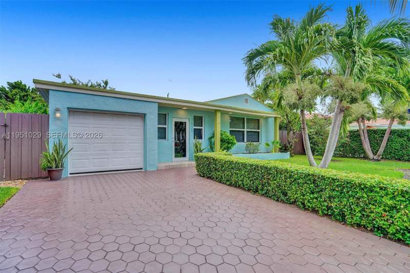 4 bedroom SingleFamilyResidence at 7525 W Treasure Dr, Treasure Island, North Bay Village — photo 2