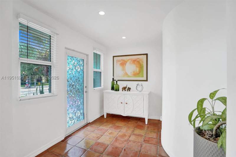 4 bedroom SingleFamilyResidence at 7525 W Treasure Dr, Treasure Island, North Bay Village — photo 3