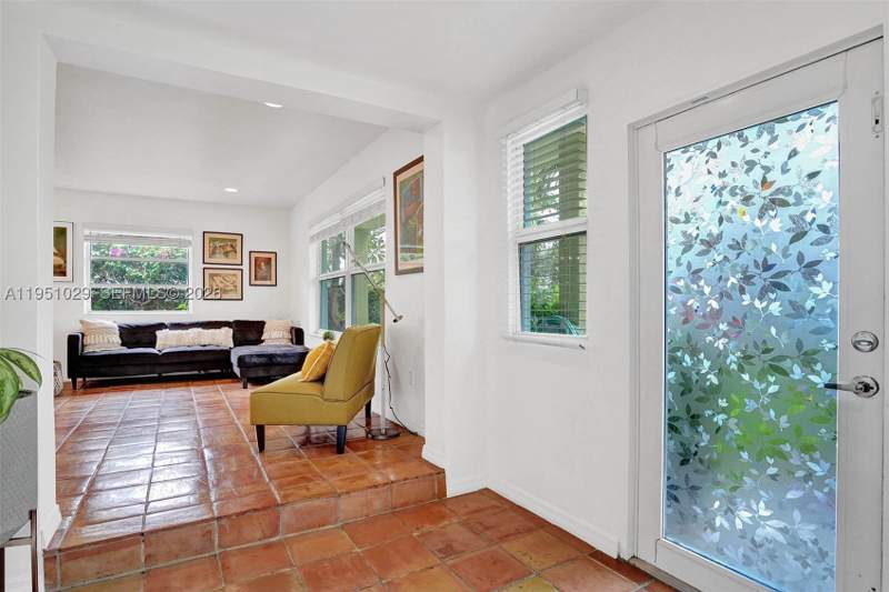 4 bedroom SingleFamilyResidence at 7525 W Treasure Dr, Treasure Island, North Bay Village — photo 4