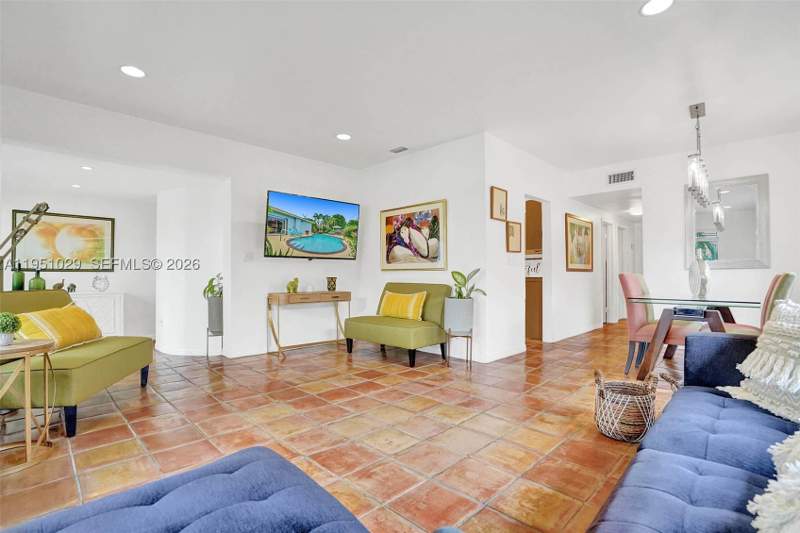 4 bedroom SingleFamilyResidence at 7525 W Treasure Dr, Treasure Island, North Bay Village — photo 5