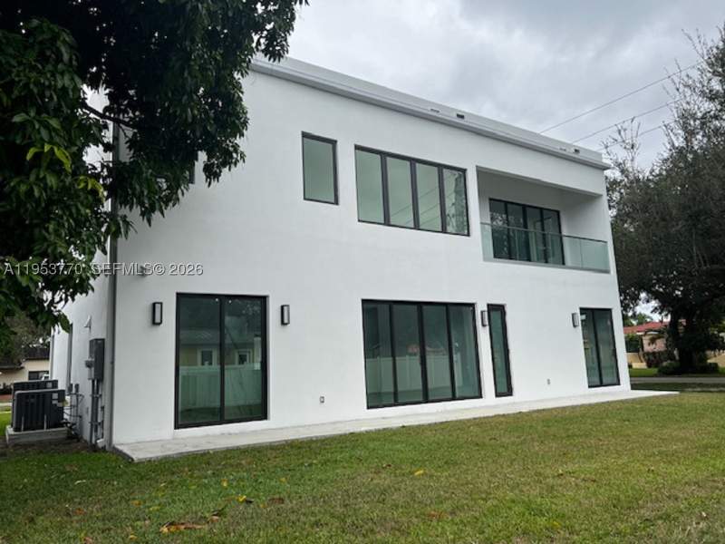 4 bedroom SingleFamilyResidence at 2 Hough Dr, Rev Of Rev Fec Addn Hiale, Miami Springs — photo 5