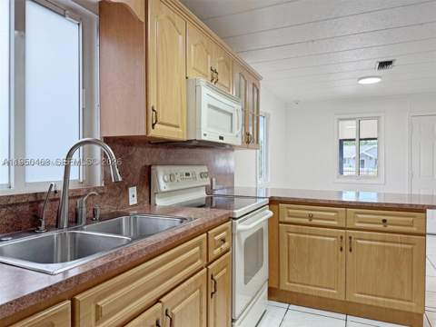 2982 NW 95th St, Miami FL - photo 11 of 32