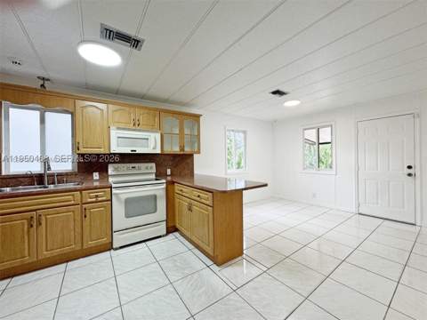 2982 NW 95th St, Miami FL - photo 7 of 32